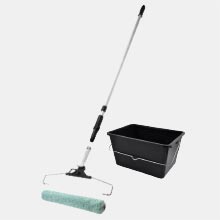 Sett med 45 cm bred grenbøyle, malerull, forlengerskaft og malerullbøtte