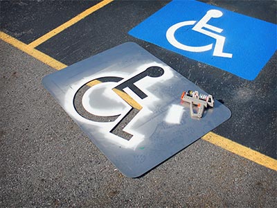 Sjablong med symbol for parkering for forflytningshemmede