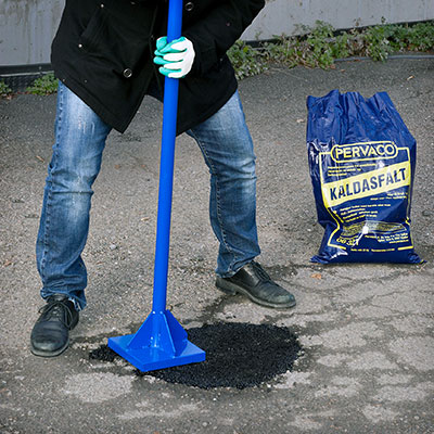 Komprimer kaldasfalten med en stamper