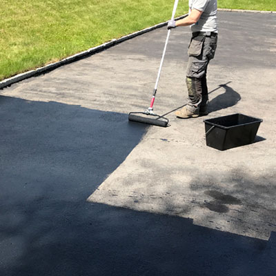 Påfør asfaltfornyer med malerulle