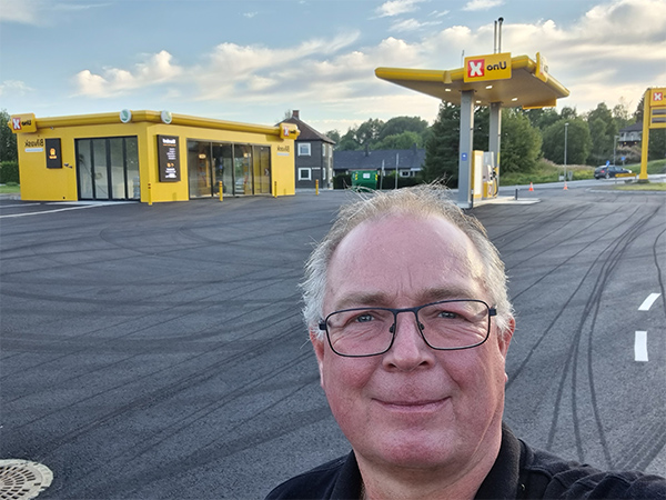 Rolf Jøran Halvorsen, prosjektleder i Uno-X Mobility Norge, foran en Uno-X-stasjon